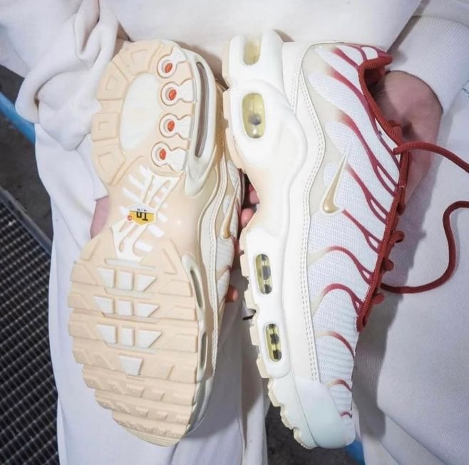 Nike Air Max Plus Sail Team Red🩷 -Luxusní kombinace bílé a vínové s jemnými zlatými detaily přináší ten správný efekt ke...